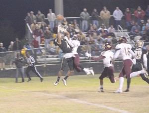 Josh Bell (4) makes a leaping try for a Stanley McManus pass. (Photo/Joe Seibles)
